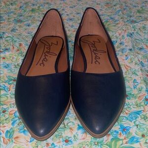 Leather navy blue zodiac flat shoes (9.5M)(nwot)